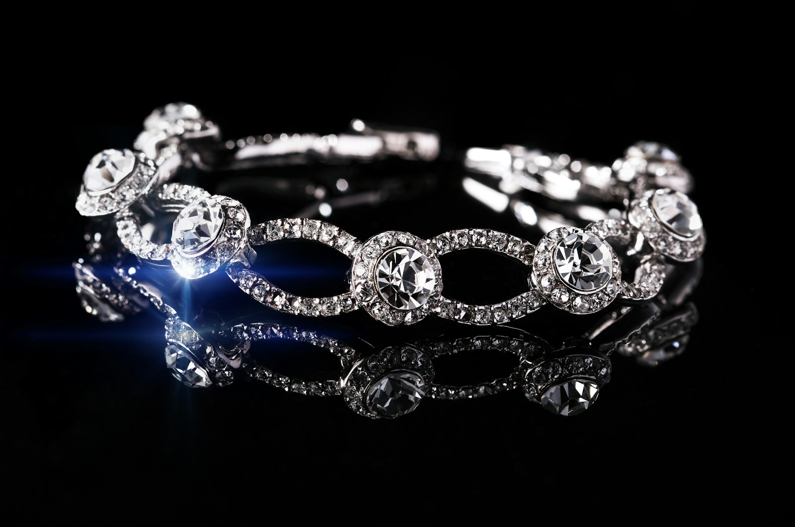 A silver-coloured accessory set with a clear gemstone A silver-coloured accessory set with a clear gemstone